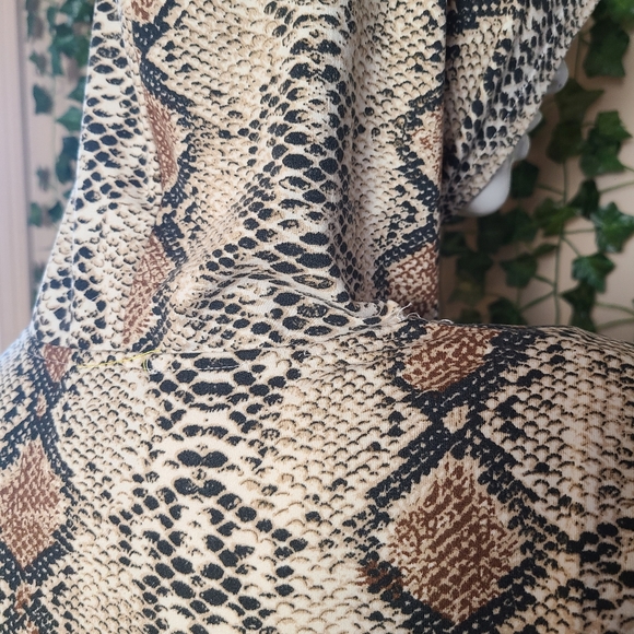 Daisy Women's Snakeskin Design Cropped Long Sleeves Front Zip Top size M - Picture 6 of 14